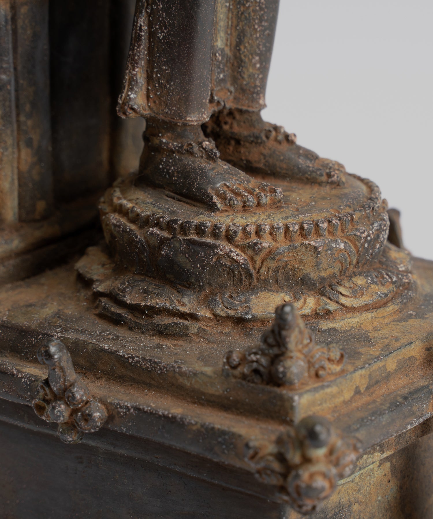 Statua Lokeshvara - Antique in stile indonesiano Bronzo giavanese in piedi statua Lokeshvara a 4 bracci - 26 cm/10 "