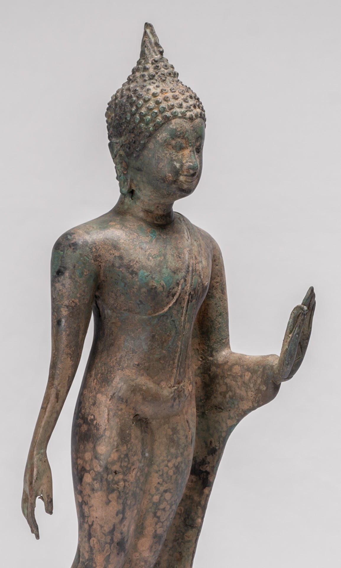 Statua di Buddha ambulante con protezione in bronzo in stile Sukhothai antico - 42 cm/17"
