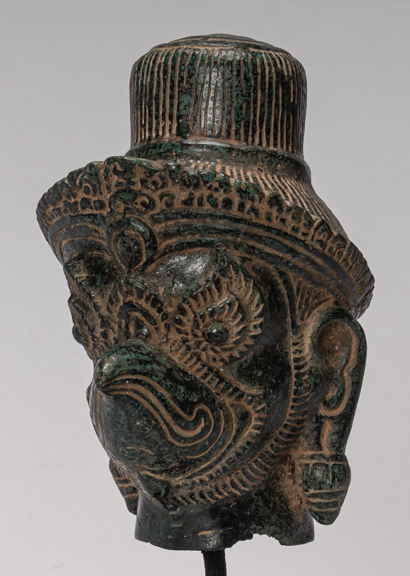Antike Bronzestatue Khmer Garuda Vishnu im Banteay-Srei-Stil – 27 cm.