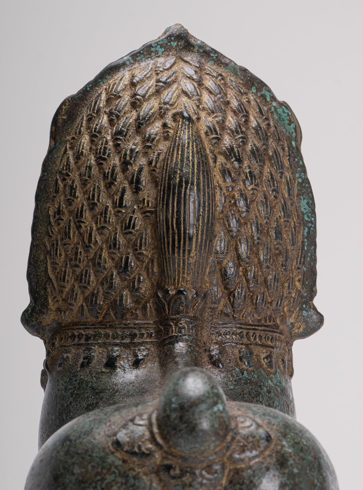 Leone del tempio - Guardiano o leone del tempio in piedi in bronzo antico in stile Khmer - 28 cm/11"