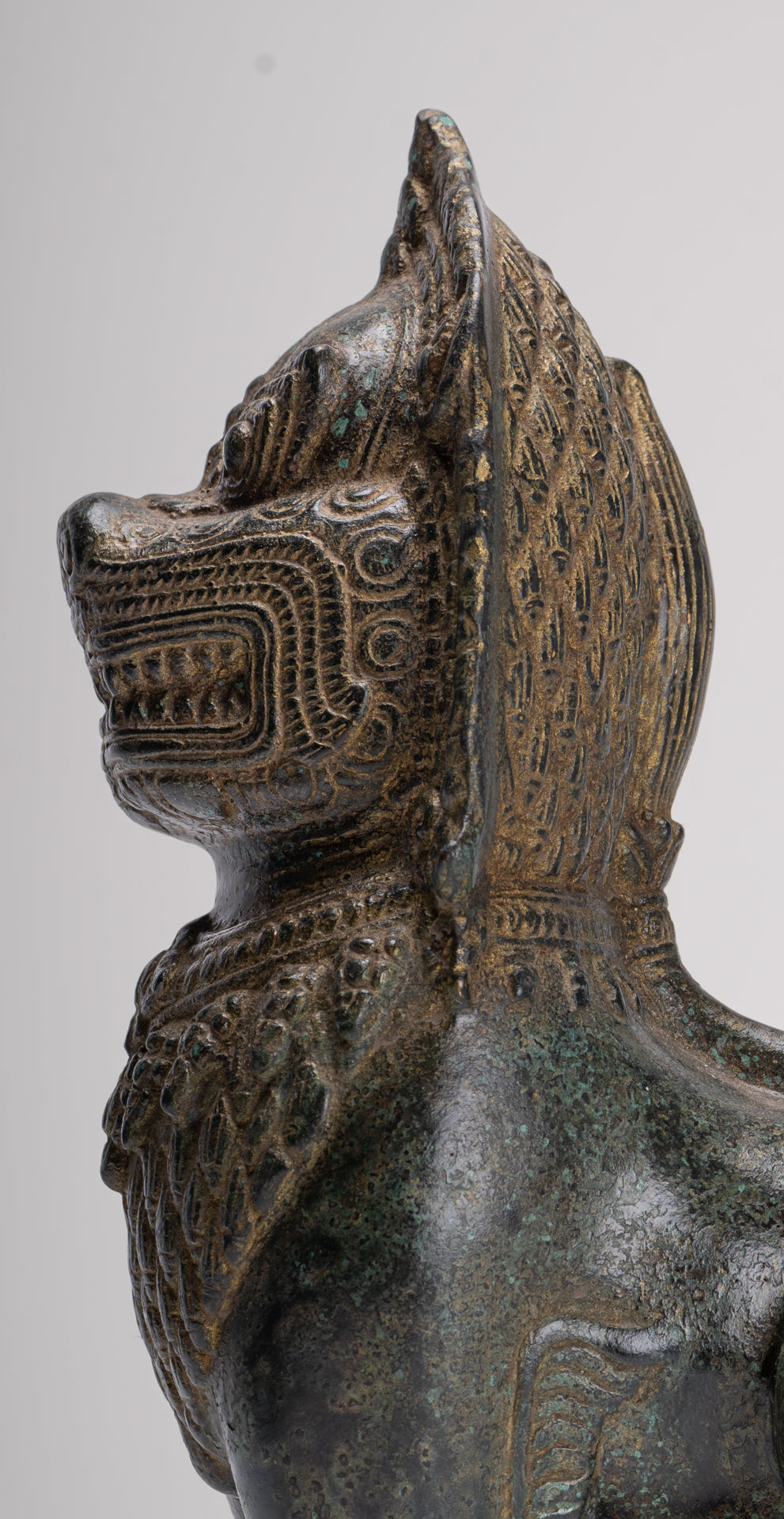 Leone del tempio - Guardiano o leone del tempio in piedi in bronzo antico in stile Khmer - 28 cm/11"