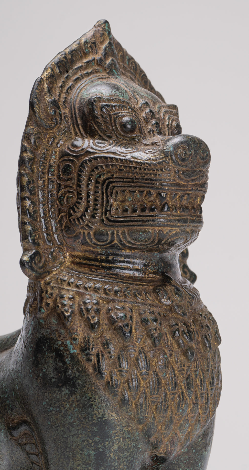 Leone del tempio - Guardiano o leone del tempio in piedi in bronzo antico in stile Khmer - 28 cm/11"