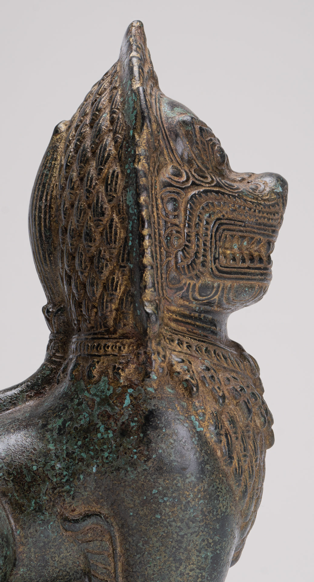 Leone del tempio - Guardiano o leone del tempio in piedi in bronzo antico in stile Khmer - 28 cm/11"