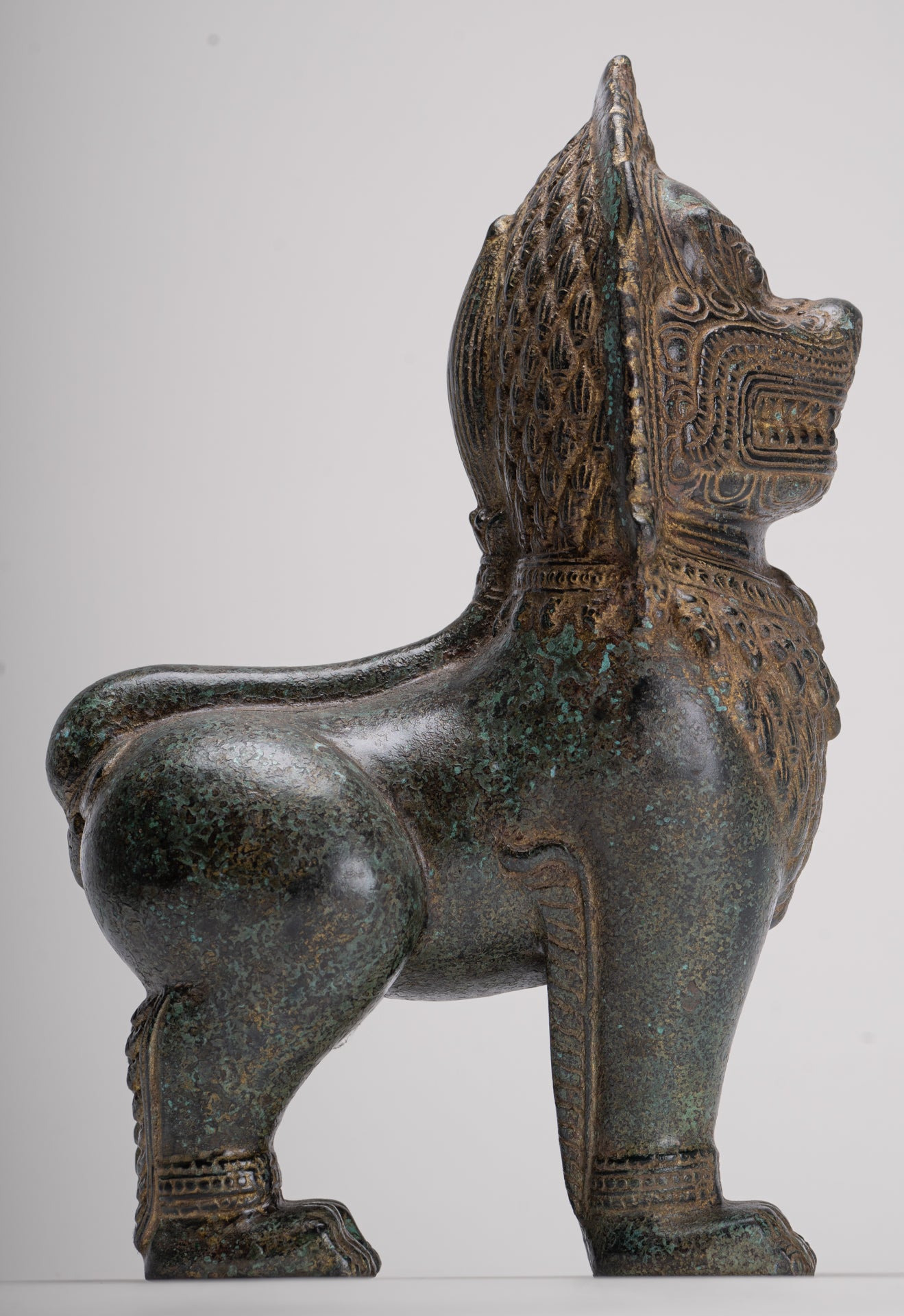 Leone del tempio - Guardiano o leone del tempio in piedi in bronzo antico in stile Khmer - 28 cm/11"