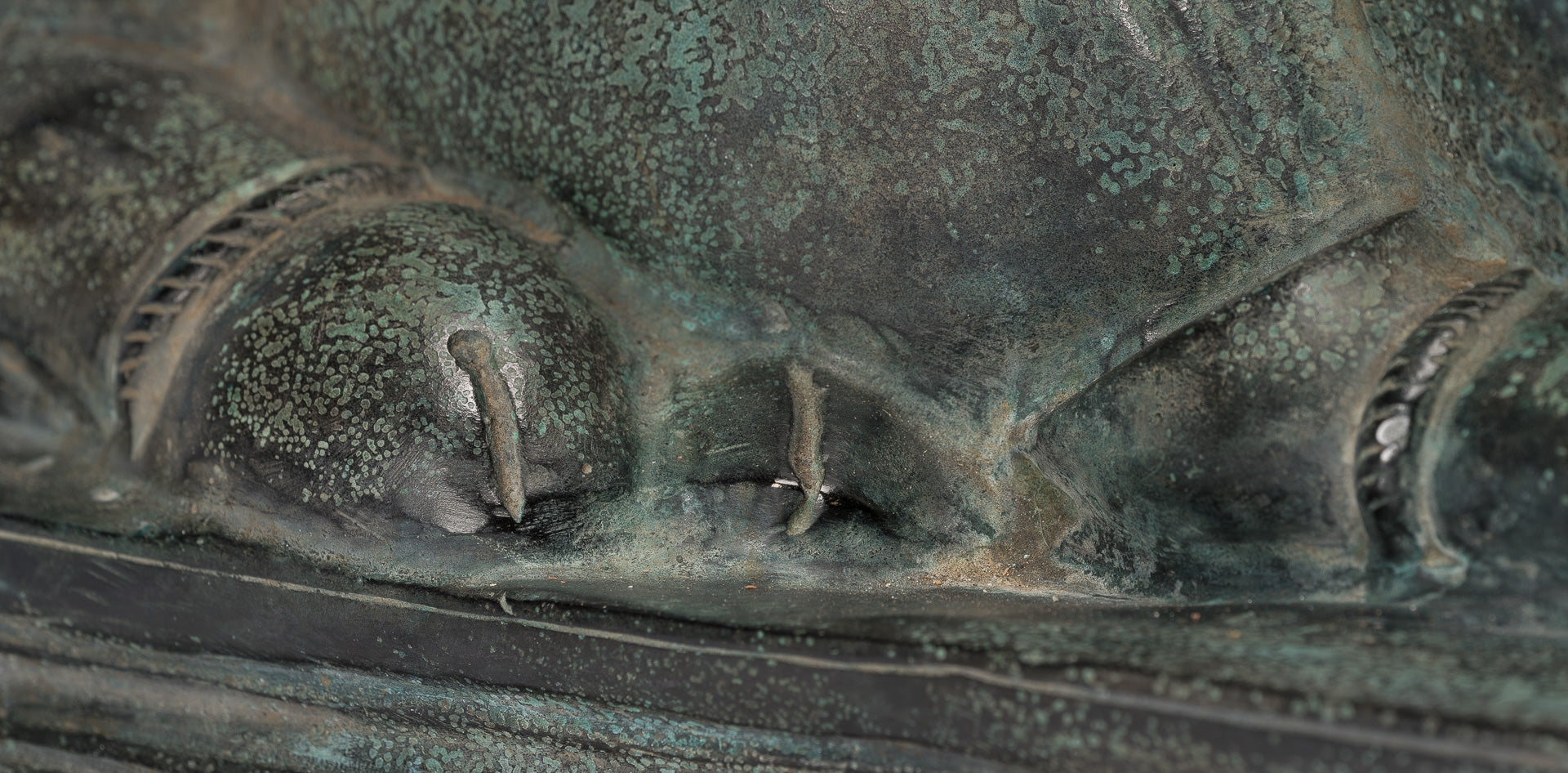 Statua Nandi in bronzo in stile Khmer antico - Monte di Shiva - 53 cm/21 "di lunghezza