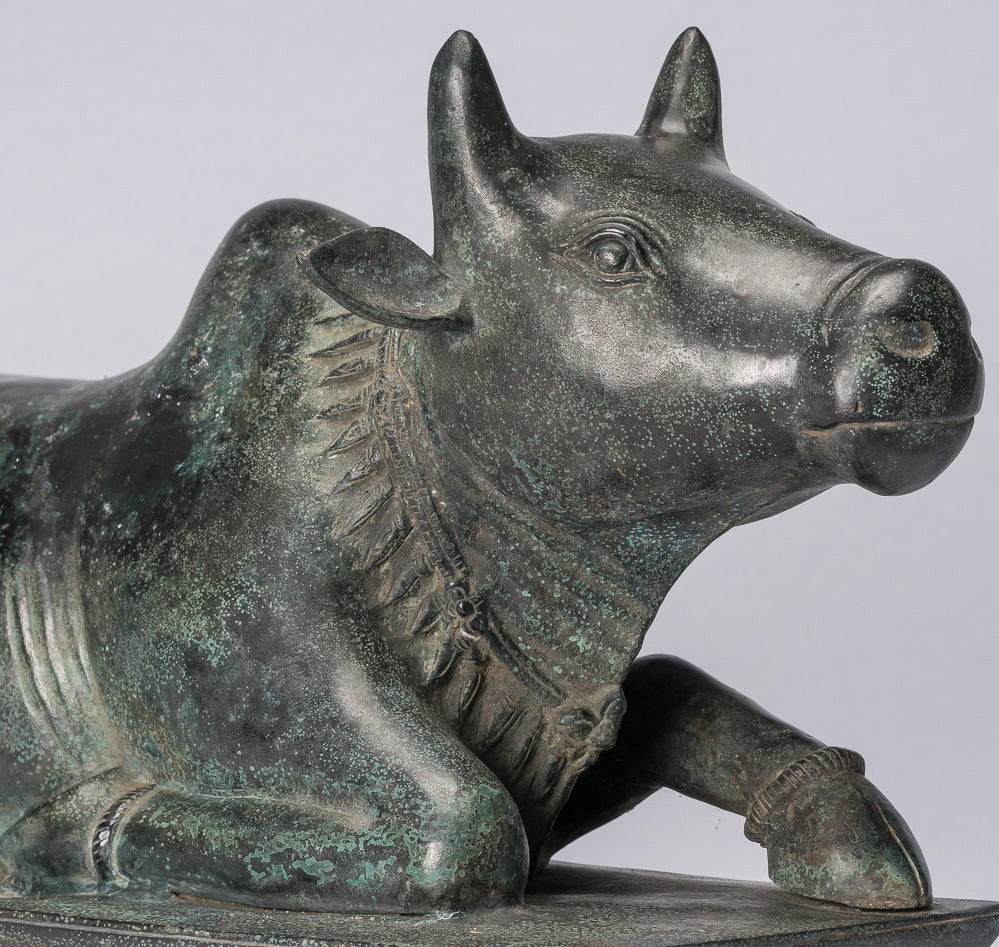 Statua Nandi in bronzo in stile Khmer antico - Monte di Shiva - 53 cm/21 "di lunghezza