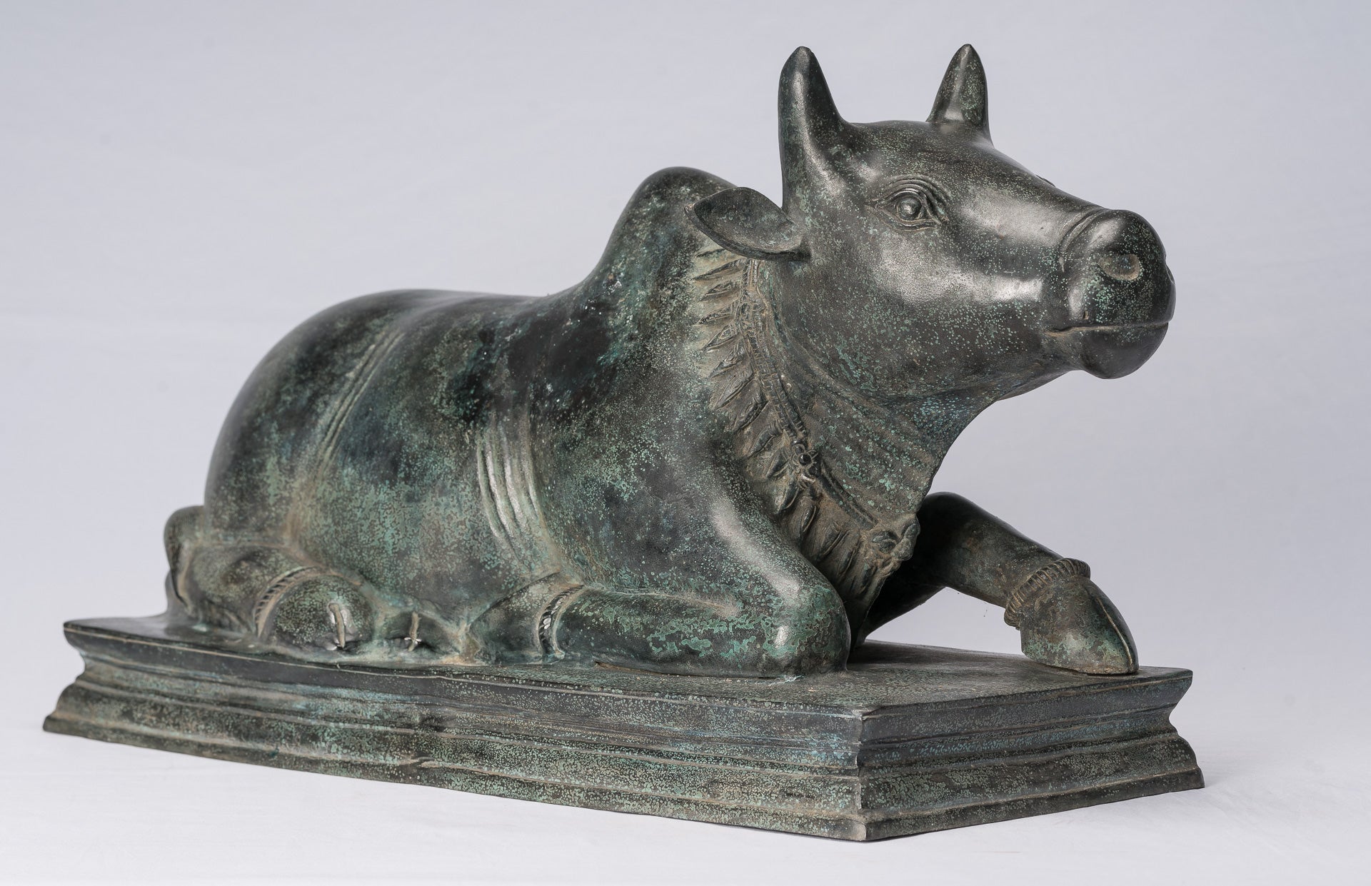 Statua Nandi in bronzo in stile Khmer antico - Monte di Shiva - 53 cm/21 "di lunghezza