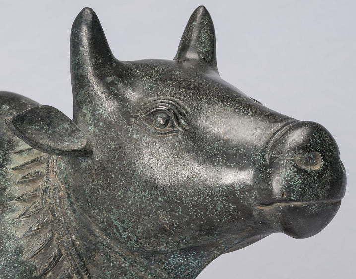 Statua Nandi in bronzo in stile Khmer antico - Monte di Shiva - 53 cm/21 "di lunghezza