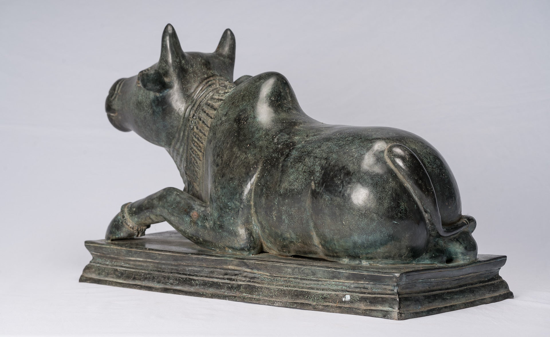 Statua Nandi in bronzo in stile Khmer antico - Monte di Shiva - 53 cm/21 "di lunghezza