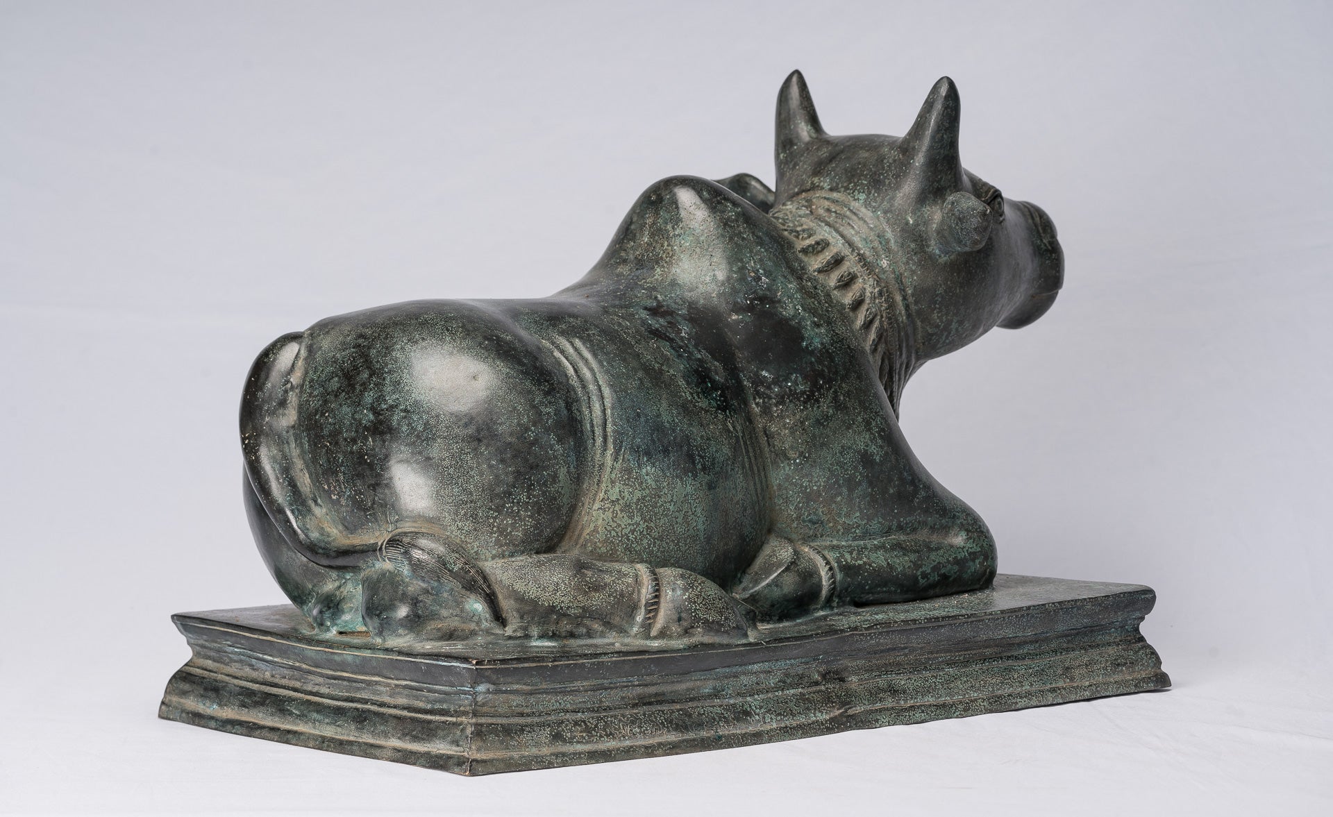 Statua Nandi in bronzo in stile Khmer antico - Monte di Shiva - 53 cm/21 "di lunghezza