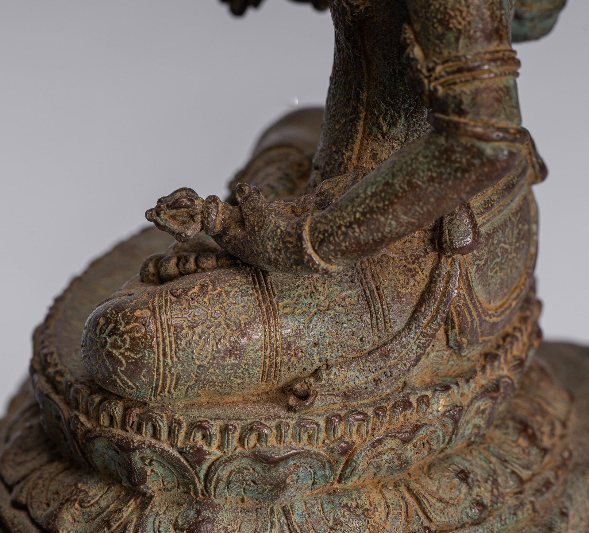 Estatua de Tara - Estatua de bronce sentado de bronce sentado de majapahit antiguo de Java - 25 cm/10 "