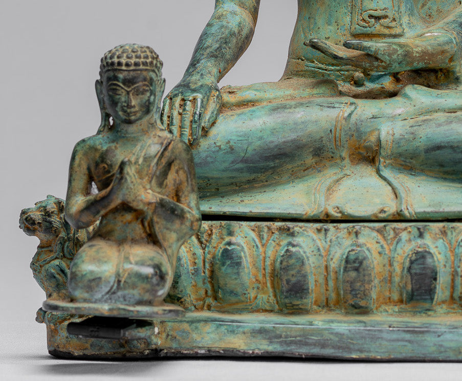 Statue de Bouddha – Bouddha des Lumières javanais assis en bronze antique de style indonésien avec disciples – 32 cm