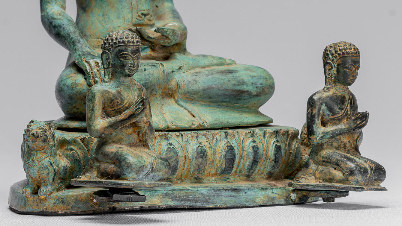 Statue de Bouddha – Bouddha des Lumières javanais assis en bronze antique de style indonésien avec disciples – 32 cm