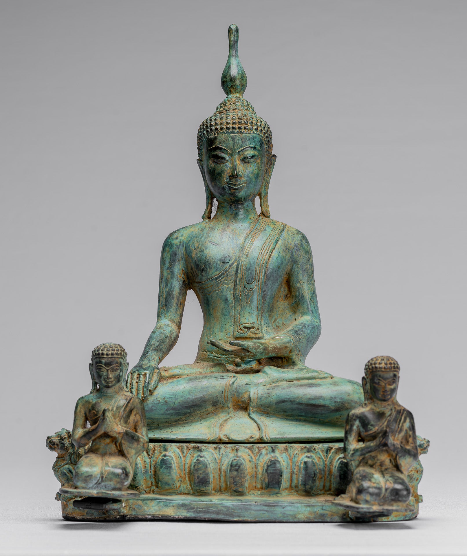 Statue de Bouddha – Bouddha des Lumières javanais assis en bronze antique de style indonésien avec disciples – 32 cm