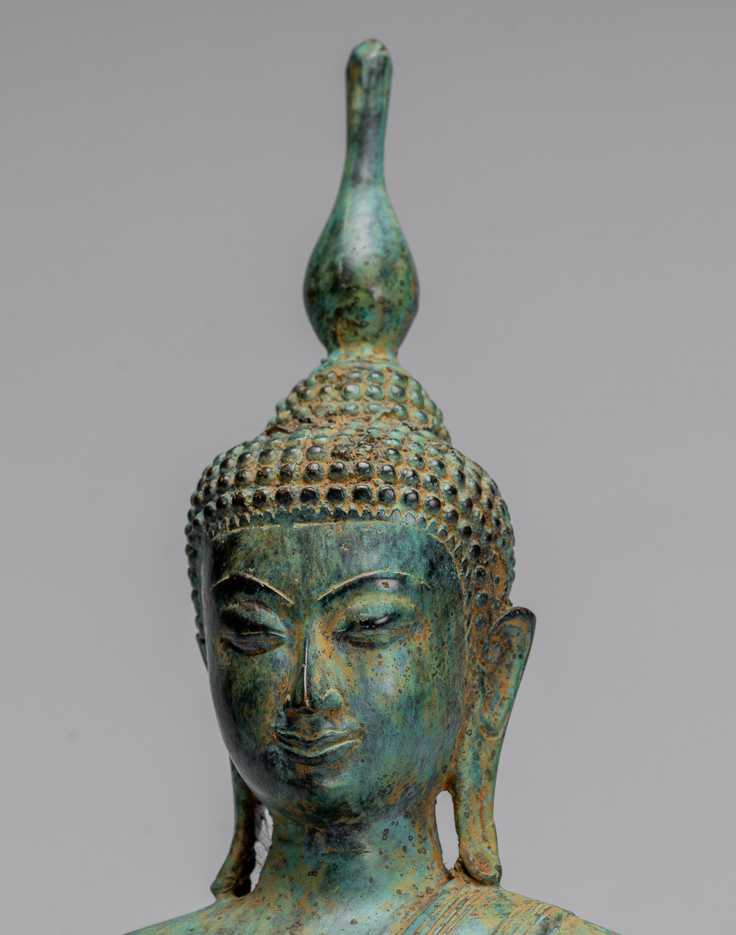 Statue de Bouddha – Bouddha des Lumières javanais assis en bronze antique de style indonésien avec disciples – 32 cm