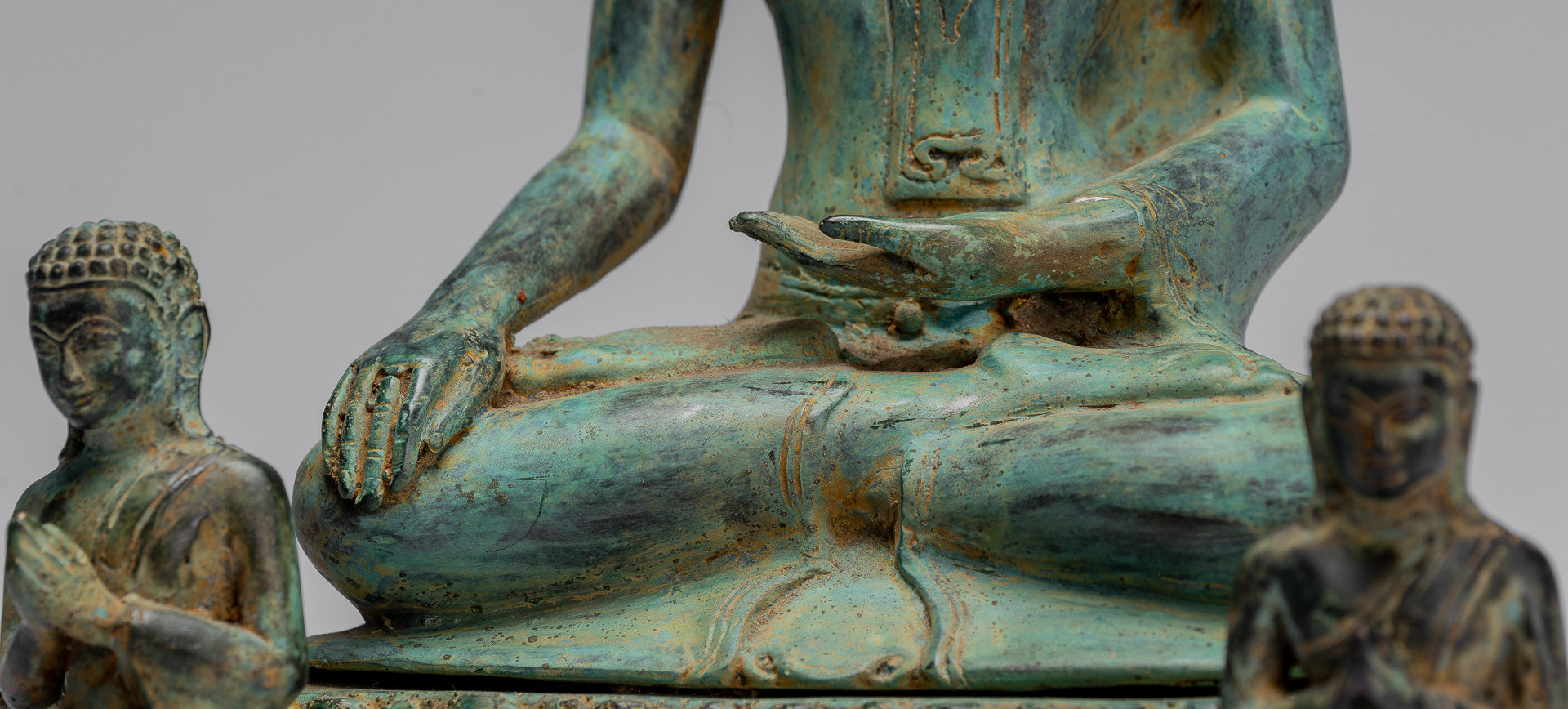 Statue de Bouddha – Bouddha des Lumières javanais assis en bronze antique de style indonésien avec disciples – 32 cm