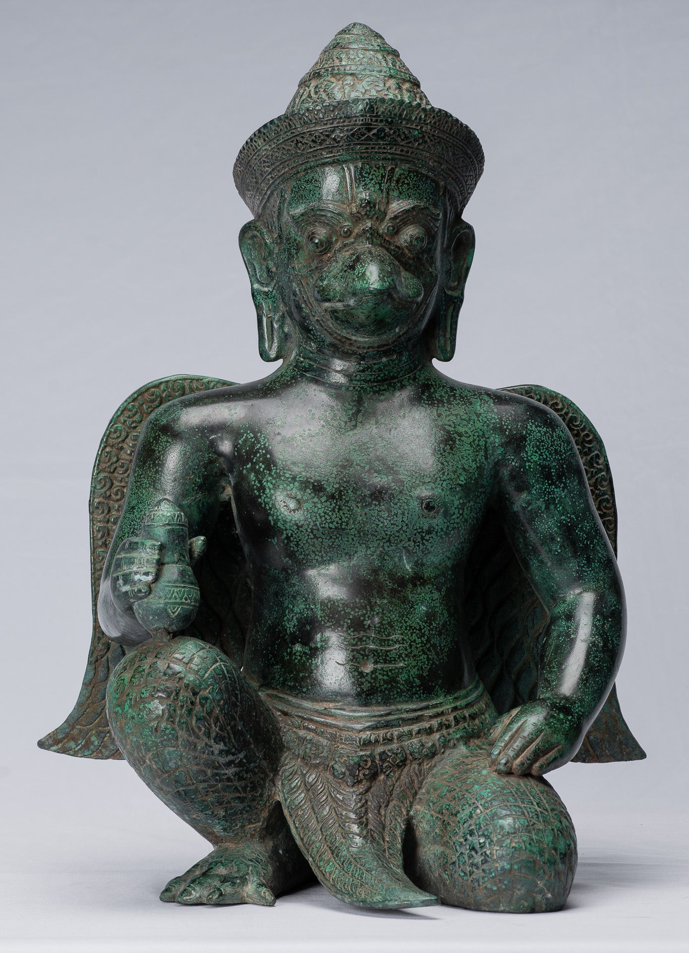 Antike sitzende Khmer-Vishnu-Garuda-Statue aus Bronze im Banteay-Srei-Stil – 45 cm.