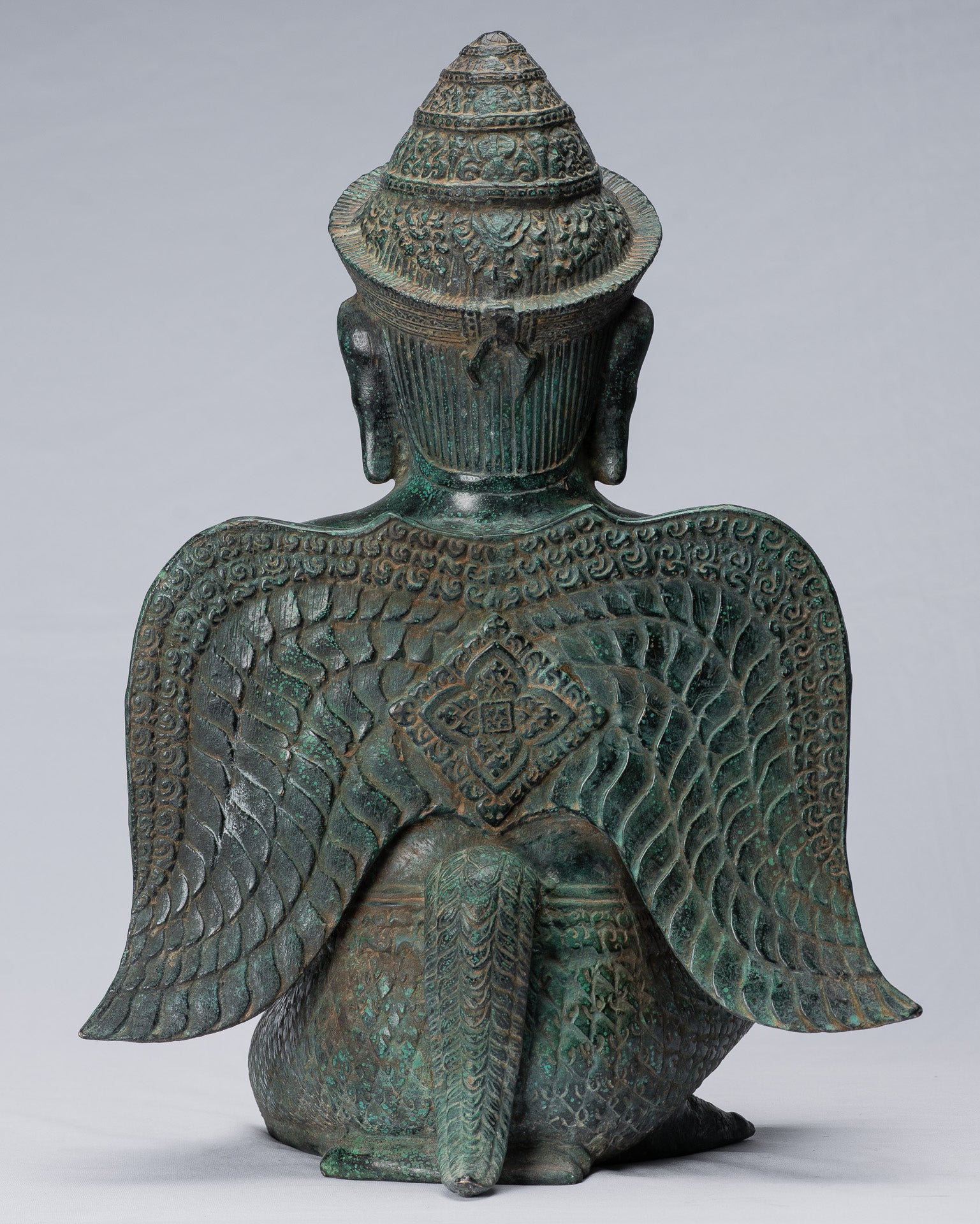 Antike sitzende Khmer-Vishnu-Garuda-Statue aus Bronze im Banteay-Srei-Stil – 45 cm.