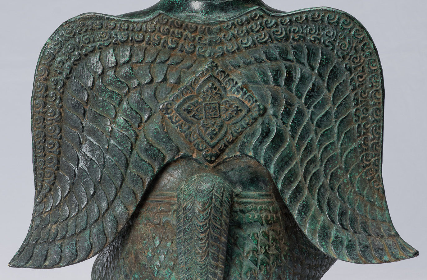 Antike sitzende Khmer-Vishnu-Garuda-Statue aus Bronze im Banteay-Srei-Stil – 45 cm.