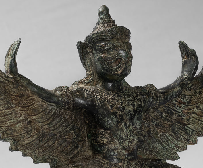 Stehende Vishnu Garuda-Statue aus Bronze im antiken Thai-Stil – 33 cm.