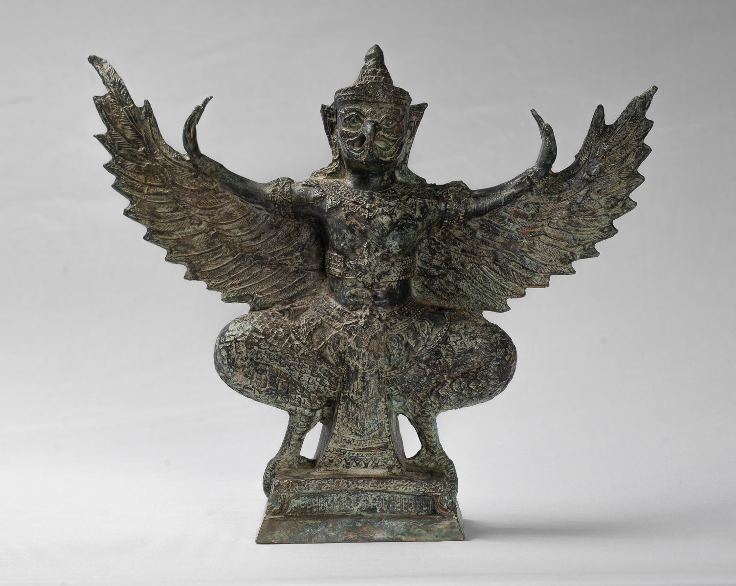 Stehende Vishnu Garuda-Statue aus Bronze im antiken Thai-Stil – 33 cm.