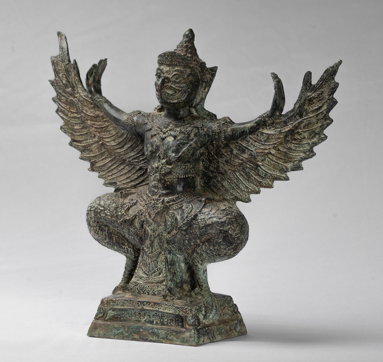 Stehende Vishnu Garuda-Statue aus Bronze im antiken Thai-Stil – 33 cm.