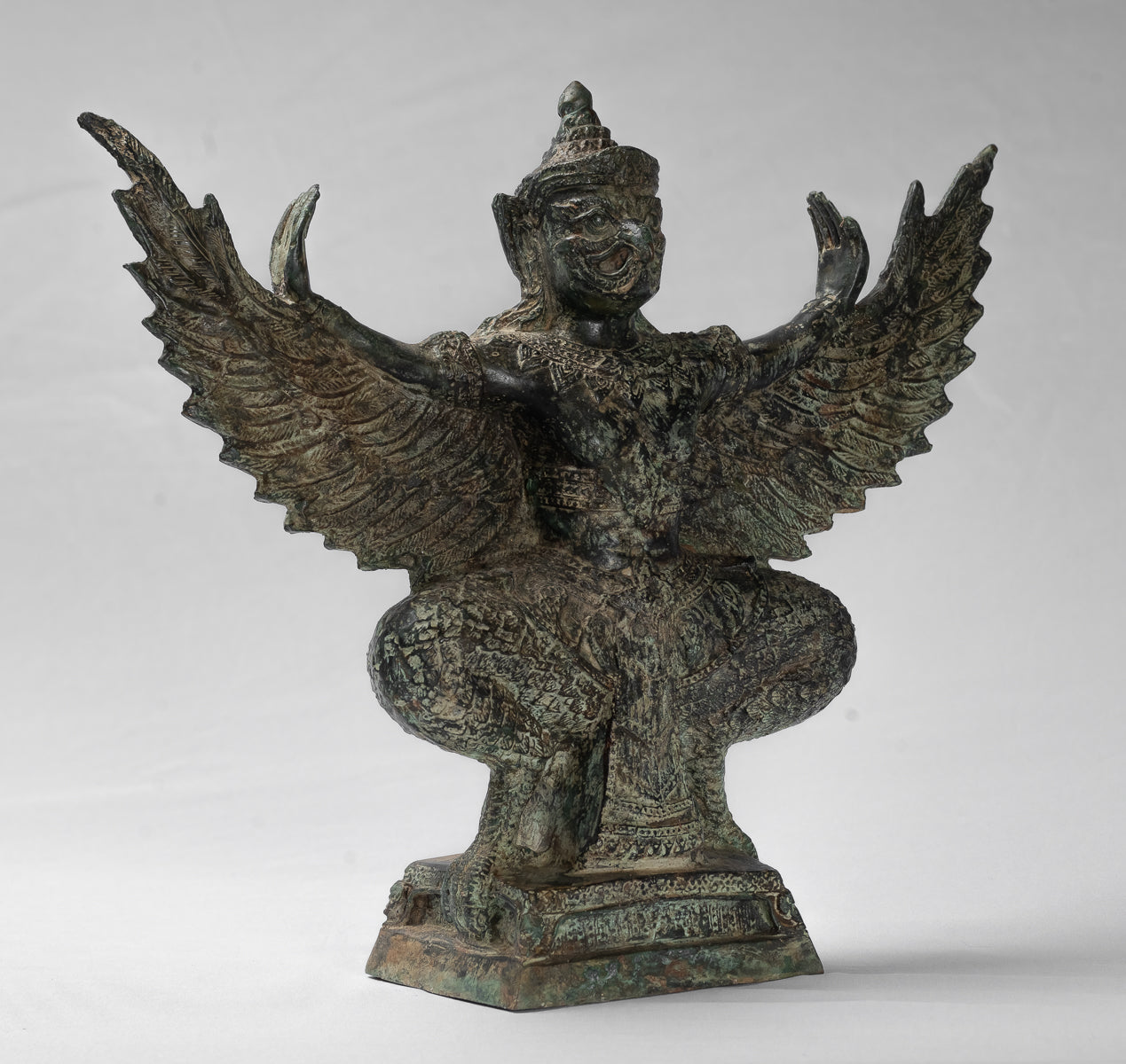 Stehende Vishnu Garuda-Statue aus Bronze im antiken Thai-Stil – 33 cm.