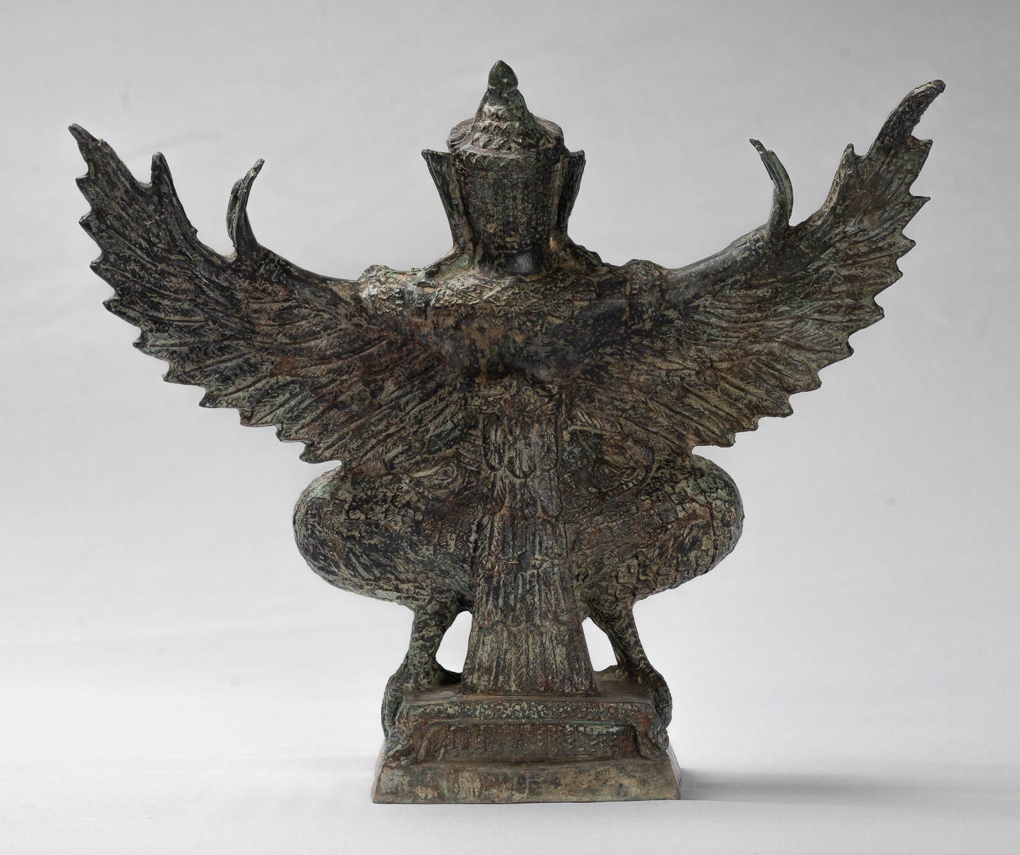 Stehende Vishnu Garuda-Statue aus Bronze im antiken Thai-Stil – 33 cm.