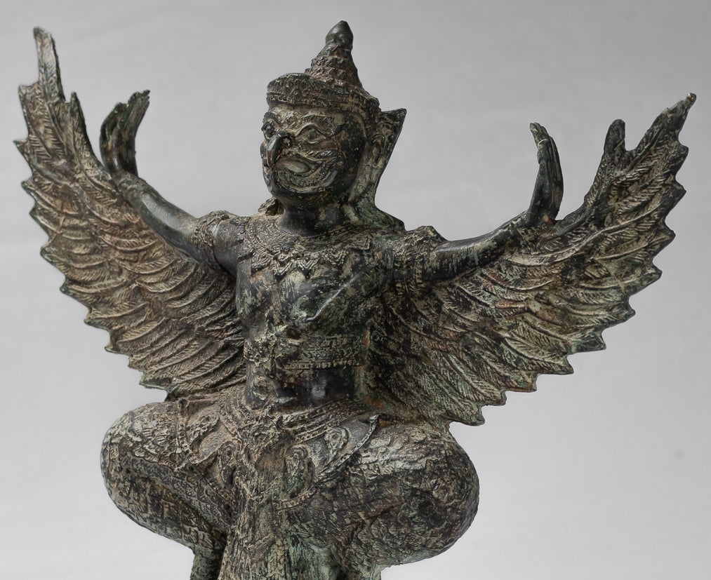 Stehende Vishnu Garuda-Statue aus Bronze im antiken Thai-Stil – 33 cm.
