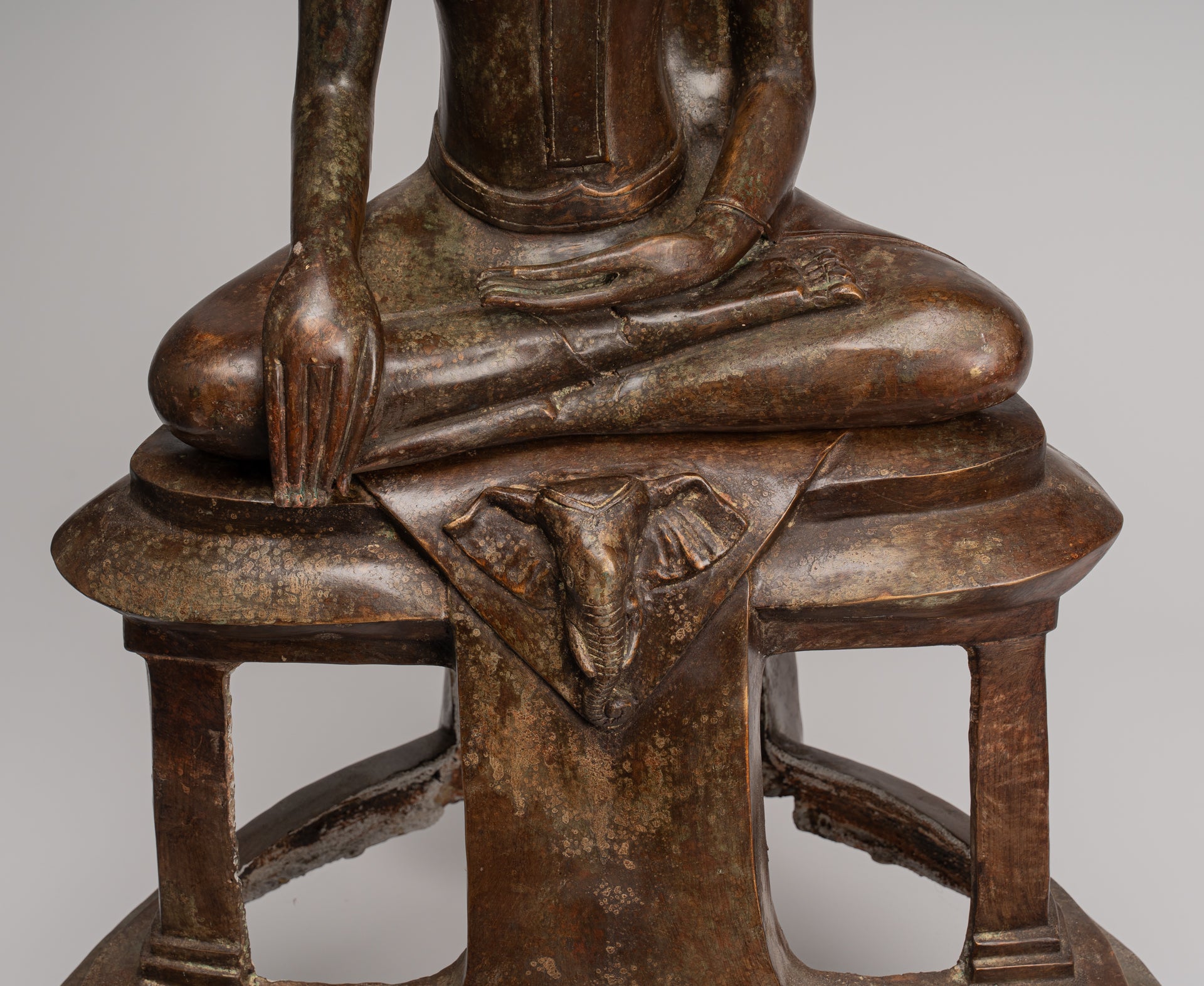 Statue de Bouddha - CHIang de style thaï antique