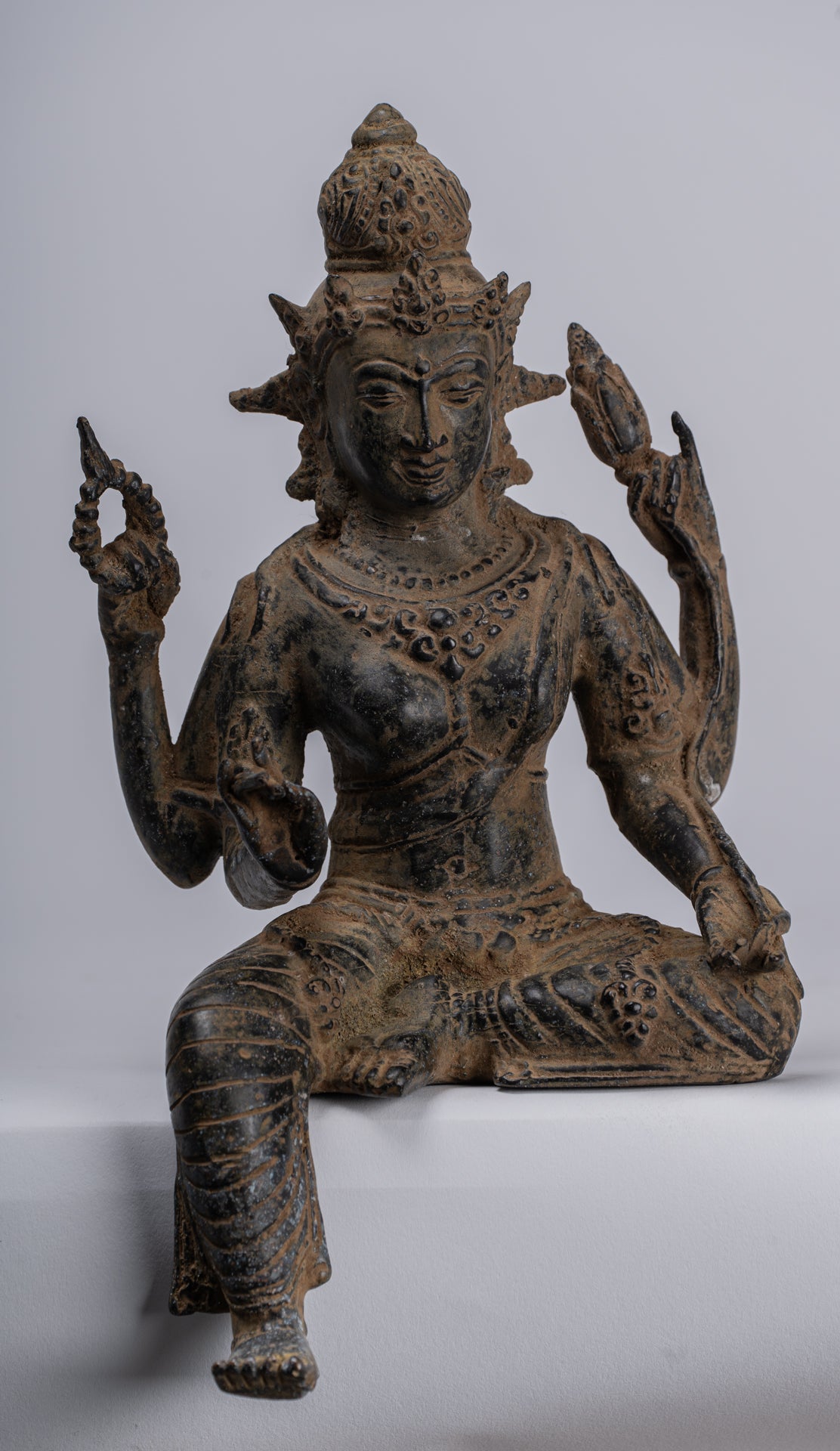 Estatua de Tara - Estatua de Bronce Devi Tara de bronce sentado de Majapahit antiguo de Java - 26 cm/10 "