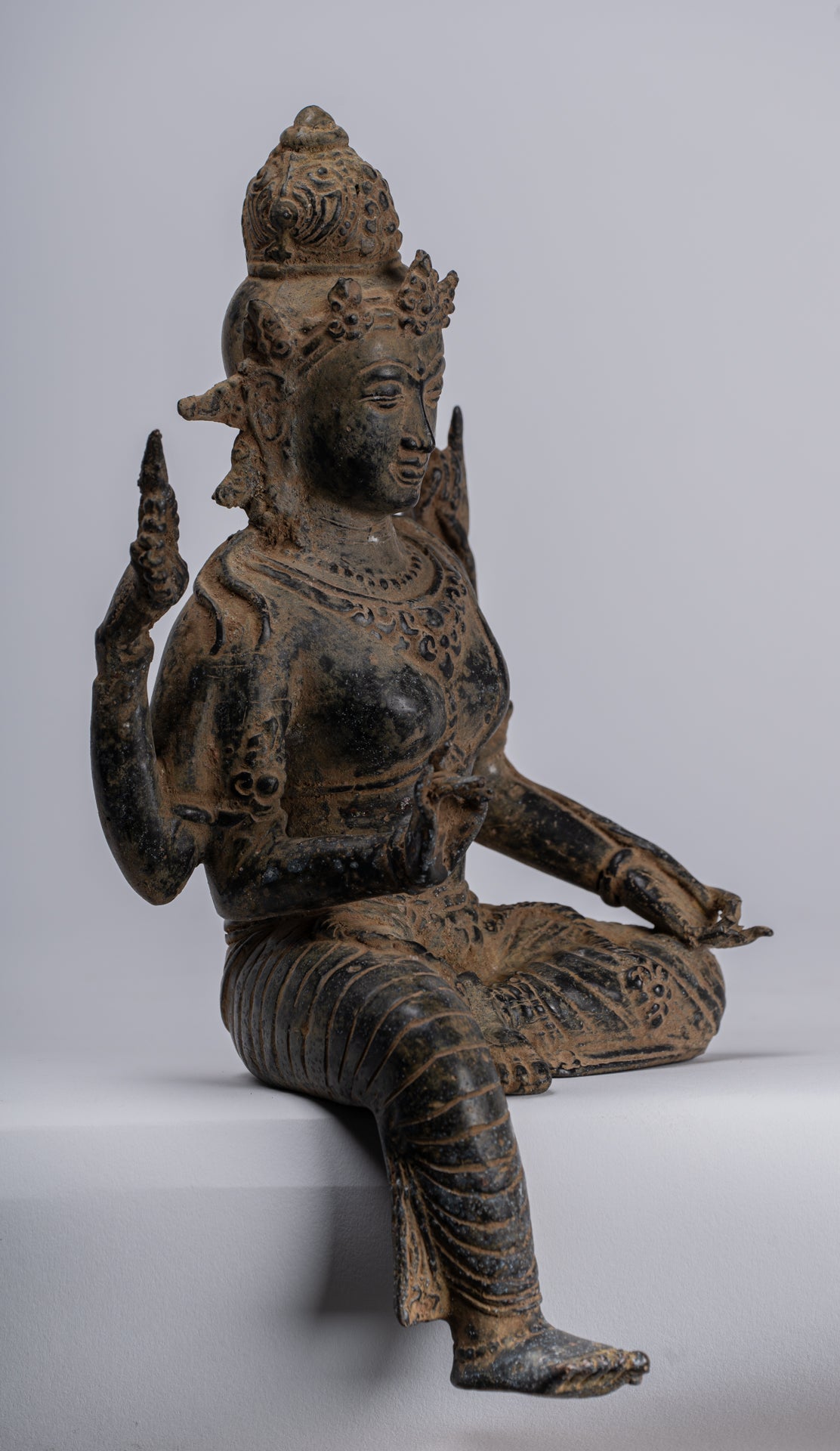 Estatua de Tara - Estatua de Bronce Devi Tara de bronce sentado de Majapahit antiguo de Java - 26 cm/10 "