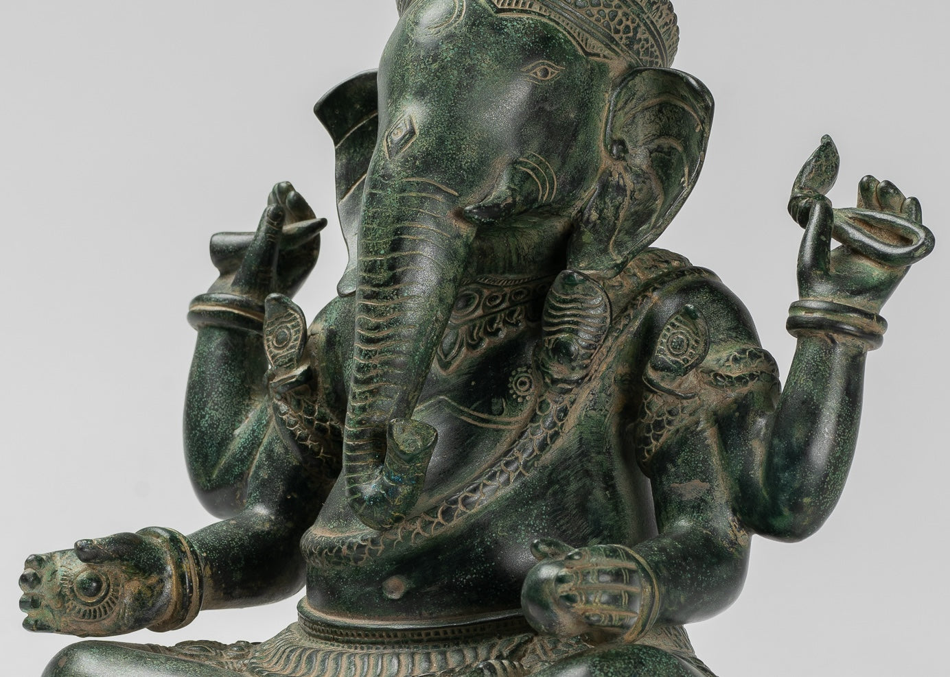 Ganesha-Statue – Antiker Khmer-Stil, Angkor Wat Bronze, sitzende vierarmige Ganesh-Statue – 40 cm/16 Zoll