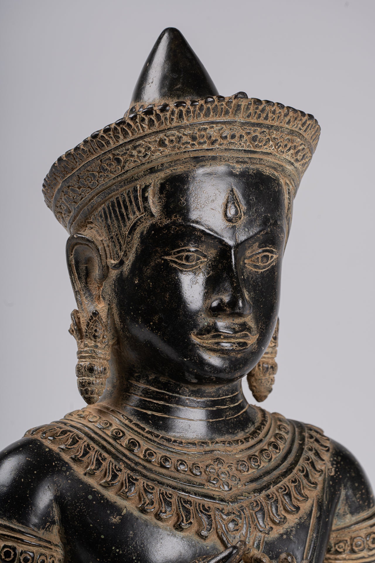 Buddha - Statua di Buddha antico seduto con doppio insegnamento in bronzo in stile Khmer - 56 cm/22"