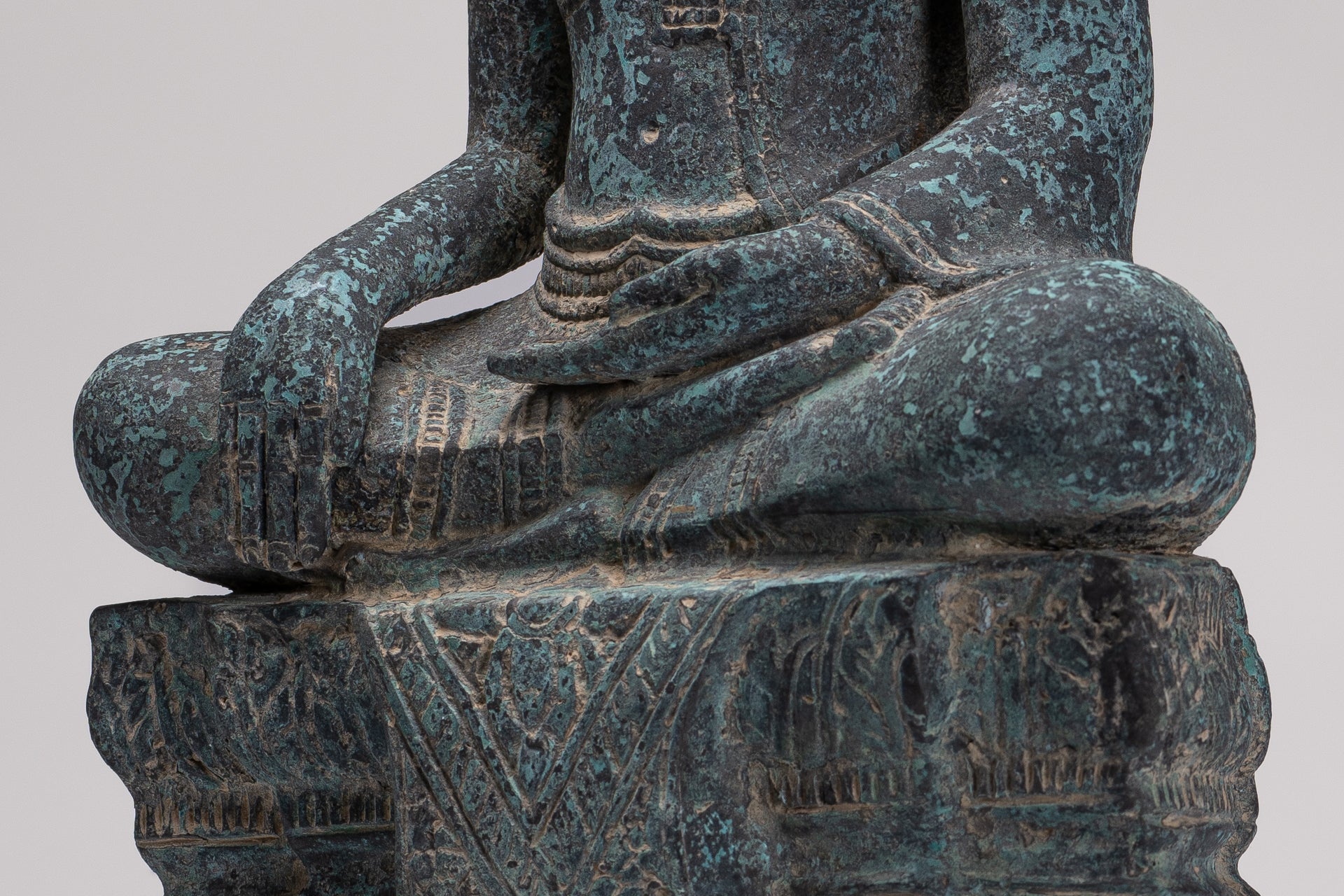 Statue de Bouddha – Statue de Bouddha des Lumières en Bronze de Style Khmer Antique – 48 cm/19"