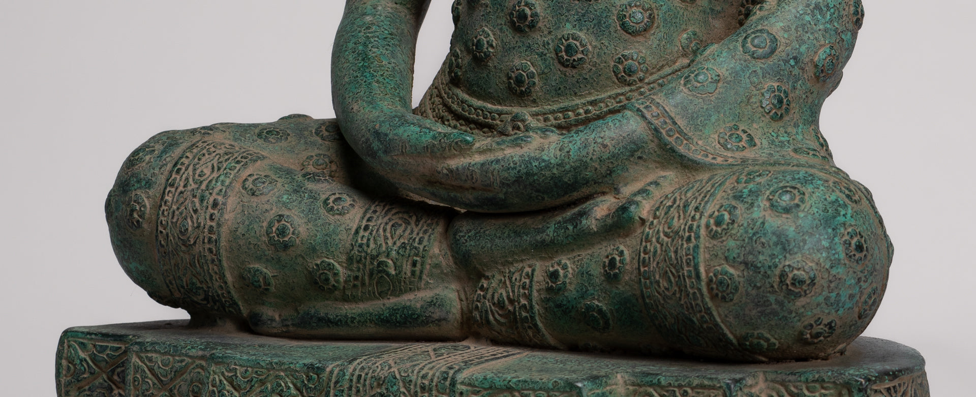 Statua di Buddha - Statua di Buddha da meditazione Amitabha seduto in bronzo in stile Khmer antico - 53 cm/21"