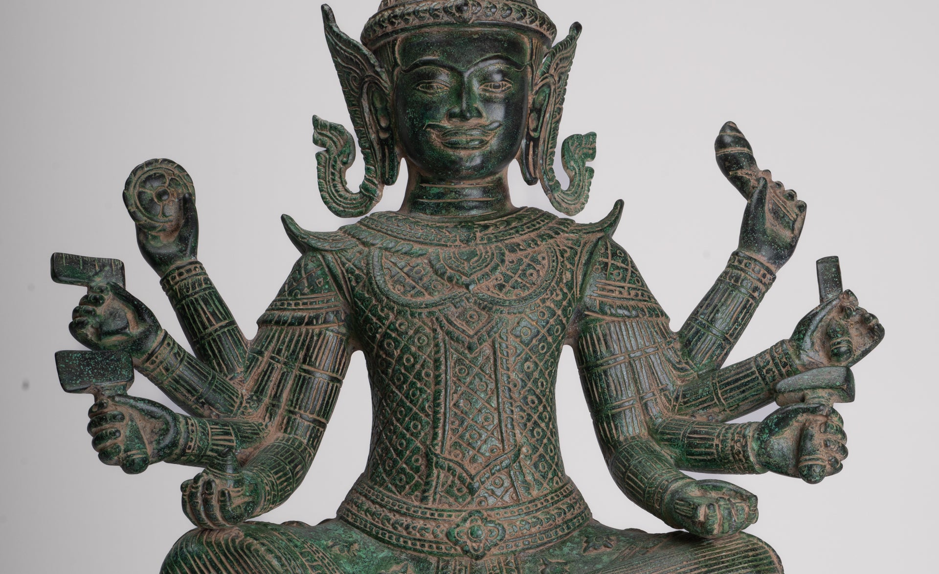 Antike sitzende Vishvakarman-Statue aus Bronze im Khmer-Stil – göttlicher Architekt – 59 cm.