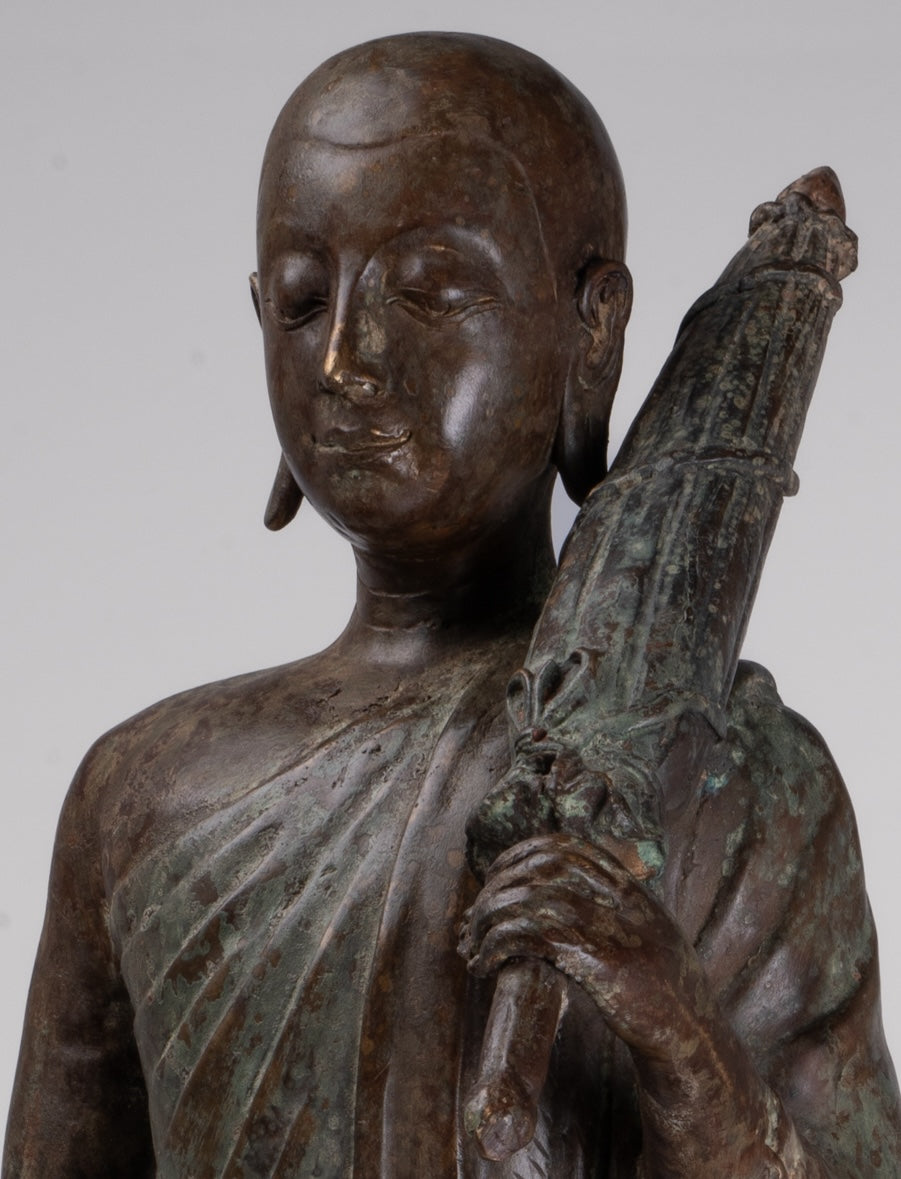 Mönch – antike Bronze-Dvaravati-Sīvali-Anhänger-/Schüler-Statue im thailändischen Stil – 71 cm/28 Zoll