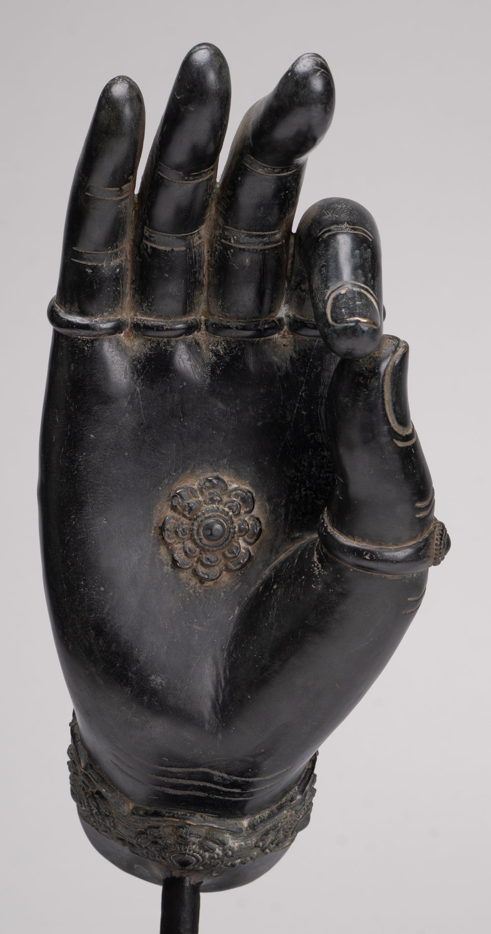 Mano didattica in bronzo antico montato in stile Khmer del sud-est asiatico - 43 cm/17"