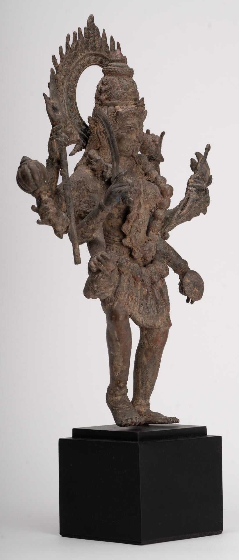 Kali-Statue – Majapahit im antiken Java-Stil, stehende Bronze-Kali- oder Mahakali-Statue – 43 cm/17 Zoll