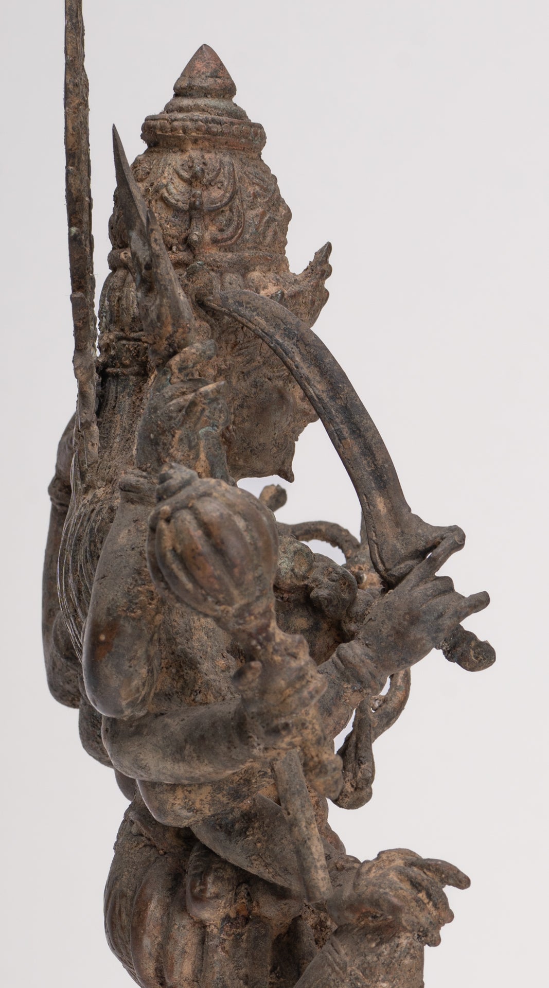 Kali-Statue – Majapahit im antiken Java-Stil, stehende Bronze-Kali- oder Mahakali-Statue – 43 cm/17 Zoll