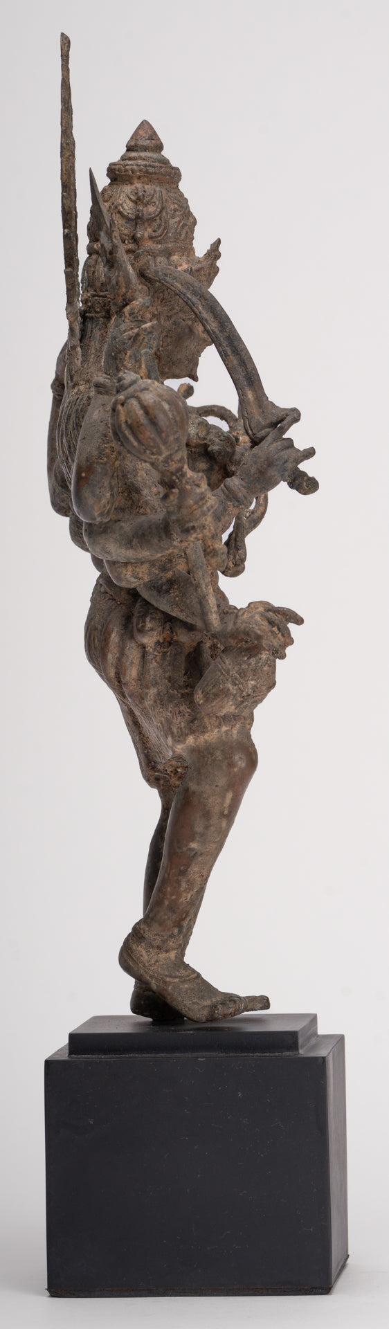 Kali-Statue – Majapahit im antiken Java-Stil, stehende Bronze-Kali- oder Mahakali-Statue – 43 cm/17 Zoll