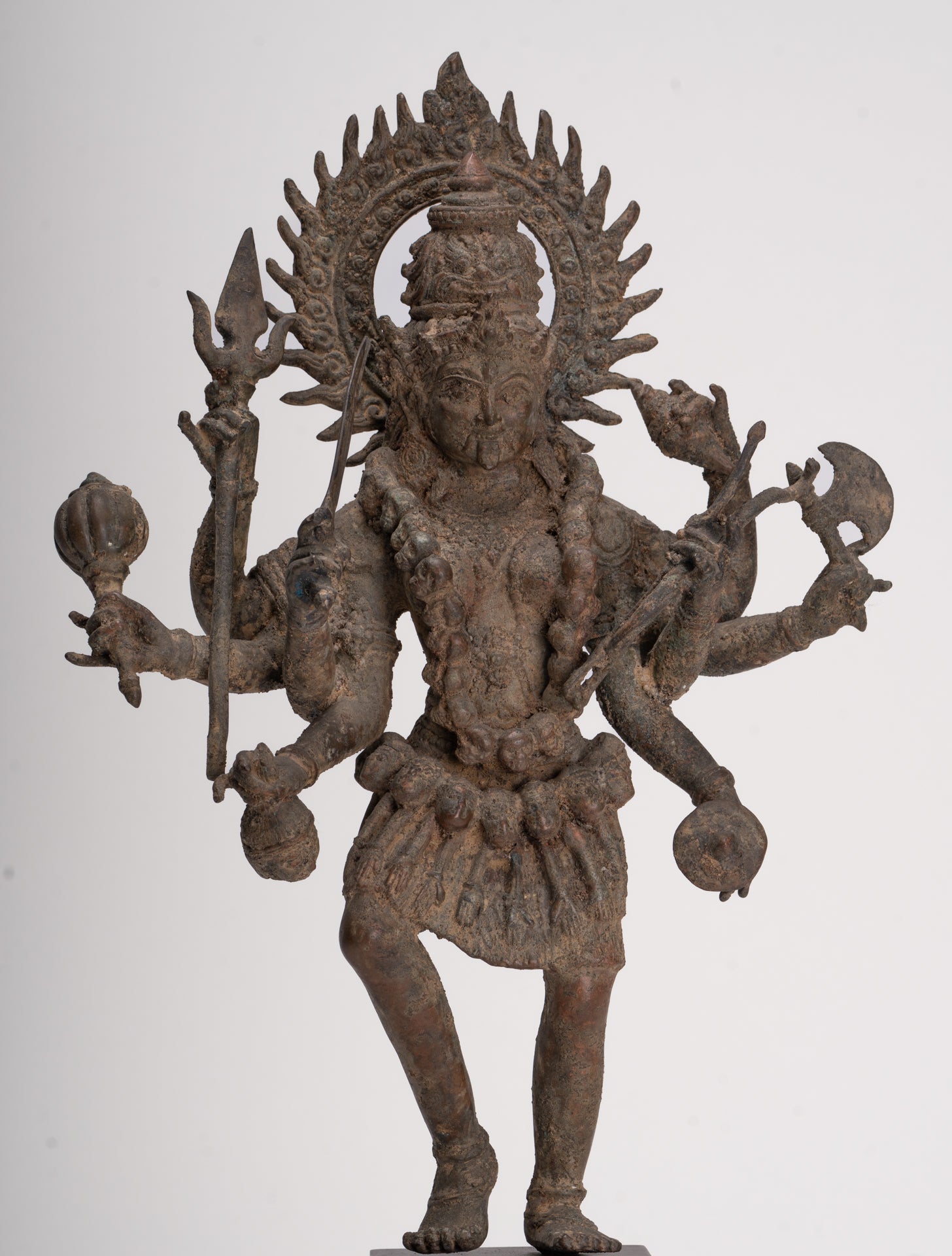 Kali-Statue – Majapahit im antiken Java-Stil, stehende Bronze-Kali- oder Mahakali-Statue – 43 cm/17 Zoll