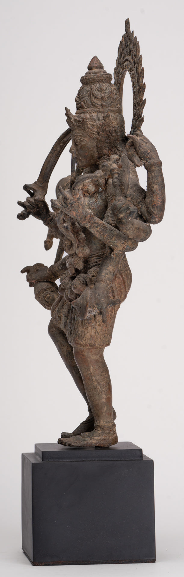 Kali-Statue – Majapahit im antiken Java-Stil, stehende Bronze-Kali- oder Mahakali-Statue – 43 cm/17 Zoll