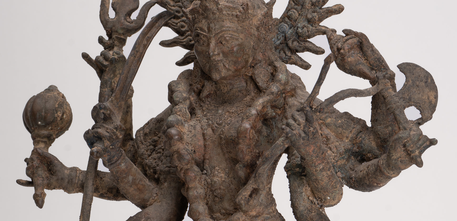 Kali-Statue – Majapahit im antiken Java-Stil, stehende Bronze-Kali- oder Mahakali-Statue – 43 cm/17 Zoll