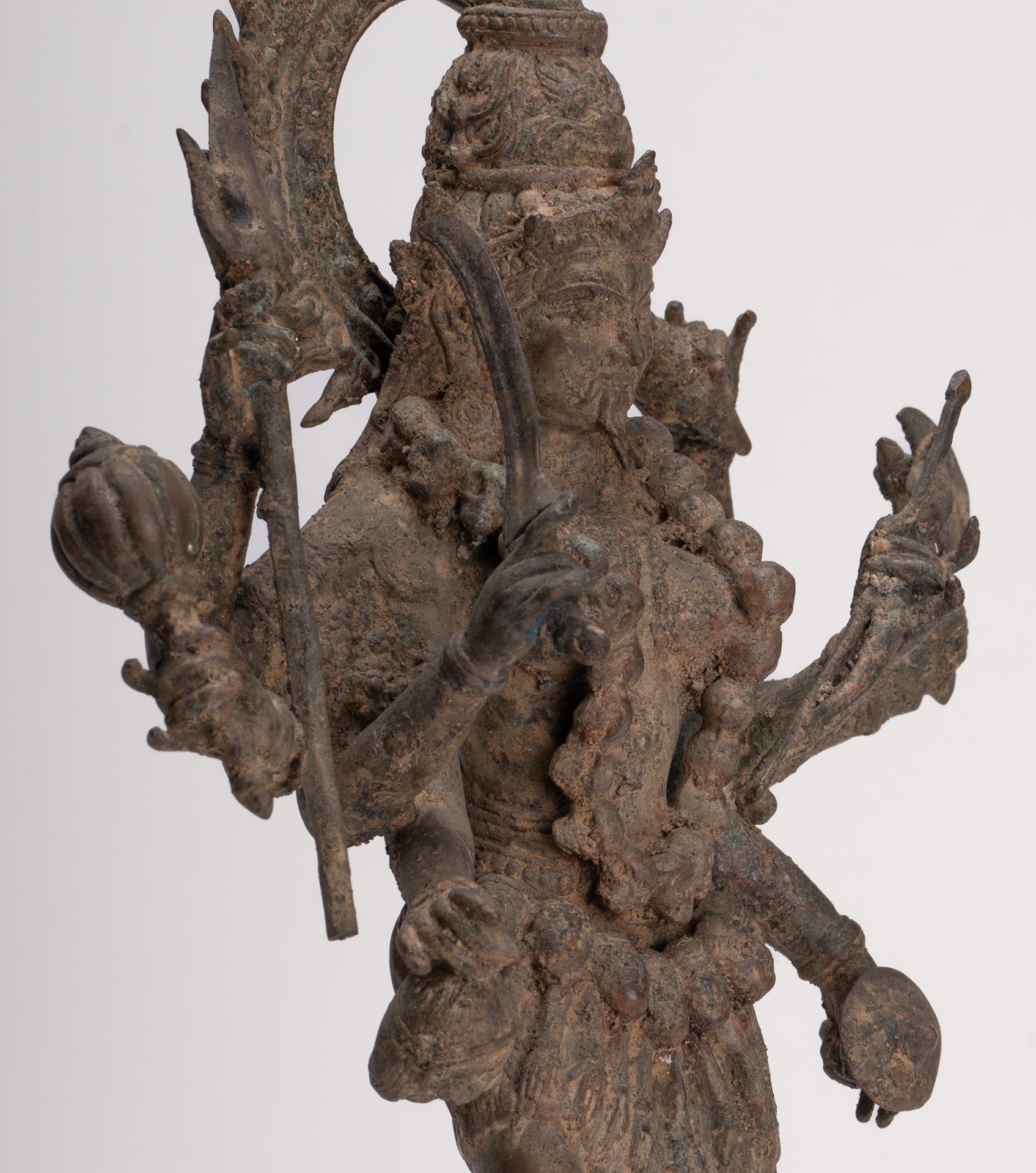 Kali-Statue – Majapahit im antiken Java-Stil, stehende Bronze-Kali- oder Mahakali-Statue – 43 cm/17 Zoll