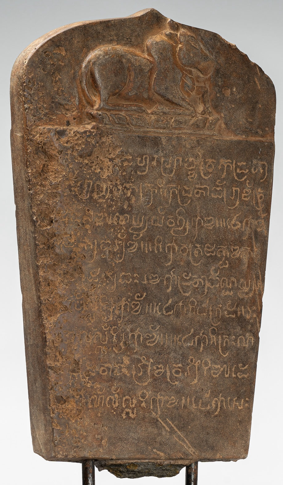 Stone de style khmer antique Stele sanskrit avec nandi - 57 cm / 23 "