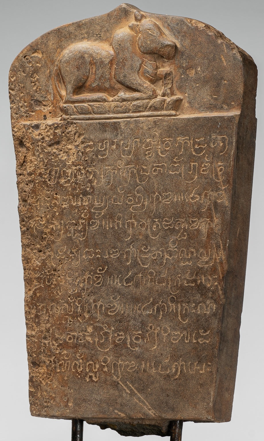 Stone de style khmer antique Stele sanskrit avec nandi - 57 cm / 23 "