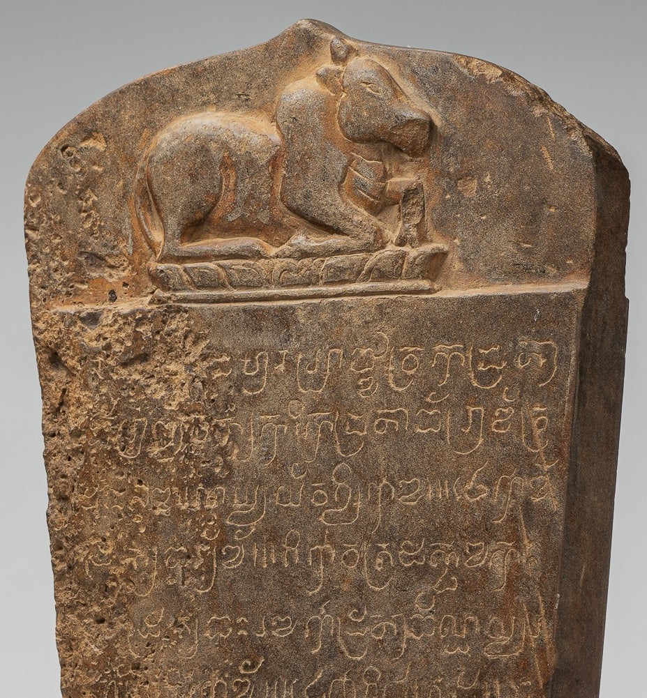 Stone de style khmer antique Stele sanskrit avec nandi - 57 cm / 23 "