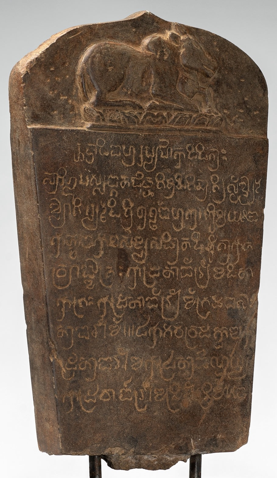 Stone de style khmer antique Stele sanskrit avec nandi - 57 cm / 23 "